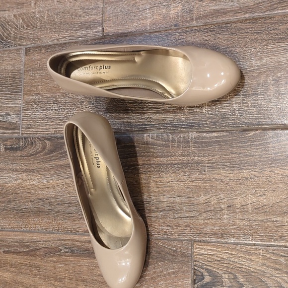 Tan Heels - Picture 3 of 7